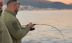 Tuttuğu balığı denize bıraktı