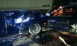 Tırın altına giren aracın sürücünün kalbi durdu!