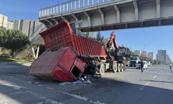 İş makinası çarptı, üstgeçit yerinden çıktı!