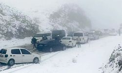 Kar yolları kapattı, sürücüler şaşkına döndü