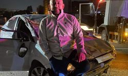 Kaza yaptı, aracının önünde poz verdi!