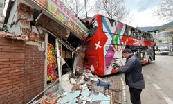 Tur otobüsü manav dükkanına daldı!