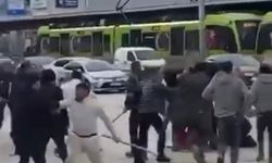 Acımasızca kavga ettiler, polis gelince ayrıldılar!