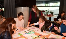 Çocuklar anneleriyle resim çizdi