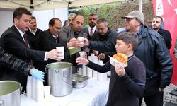 Başkan Aydın cuma çıkışı çorba dağıttı