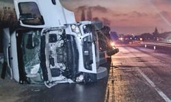 Bursa'da tır kontrolden çıkıp devrildi