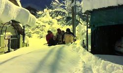 Yaşlı  hastayı elle taşımak zorunda kaldılar