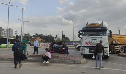 Bursa'da otomobilin çarptığı tır refüje sürüklendi