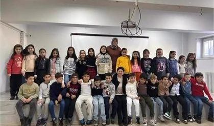 Depremzede küçük kıza arkadaşları sürpriz yaptı
