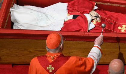 Papa için cenaze töreni başladı