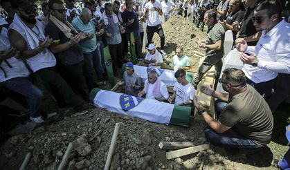 Srebrenitsa'da yer ve gök ağlıyor