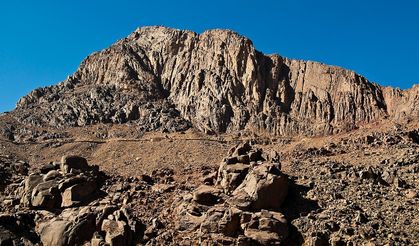 Casene Dağı ve mağaralar