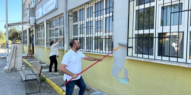 AK Partililer okulları boyuyor