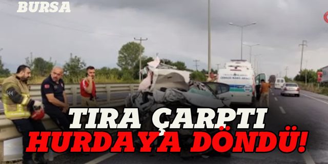 Bursa'da otomobil tıra çarptı, hurdaya döndü!