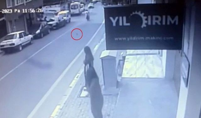 Motosiklet sürücüsüne parke taşı attılar!