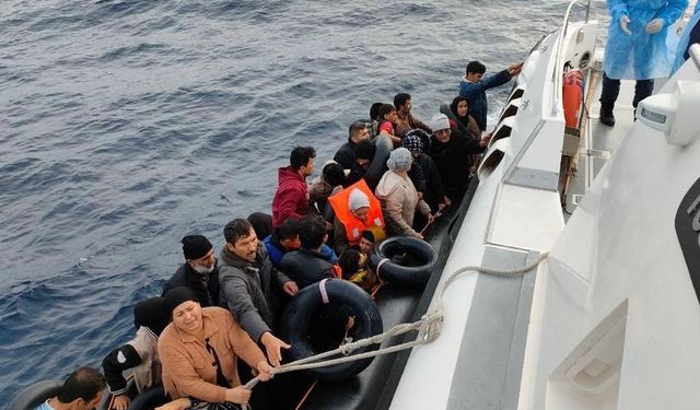 Yunanistan'a kaçmak isteyen göçmenlerin botu arızalandı...