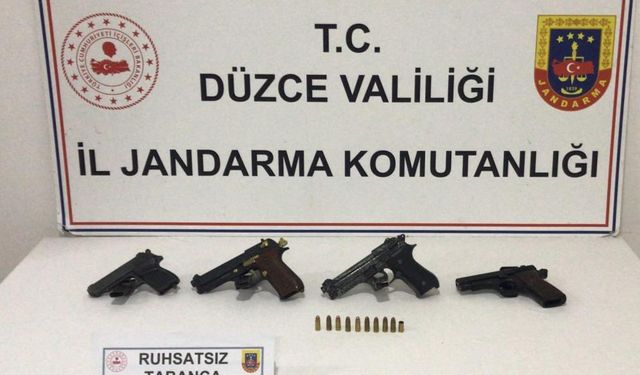 Ruhsatsız silahlar birlikte yakalandılar!