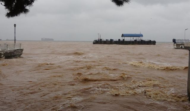 Fırtına, dev  iskeleyi sürükledi