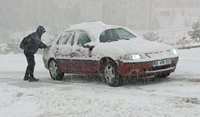Kar yolları kapadı, zincir takmayanlar perişan oldu