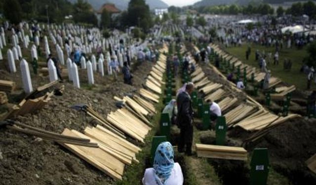 Medeni Avrupa'nın gözü önünde Srebrenitsa katliamı