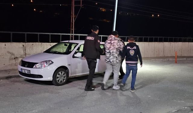 Polisleri tehdit edip silah çektiler!