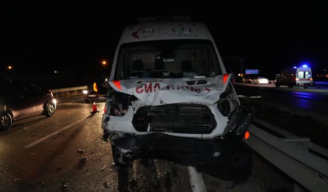 Feci kaza, ambulans otomobile çarptı