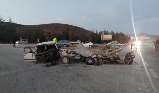 Feci kaza, araç ikiye bölündü