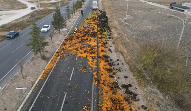 Mandalinalar yola savruldu, yol kapandı