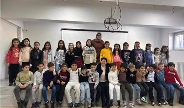 Depremzede küçük kıza arkadaşları sürpriz yaptı