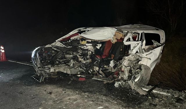 Belediye otobüsüyle çarpıştı, hurdaya döndü!