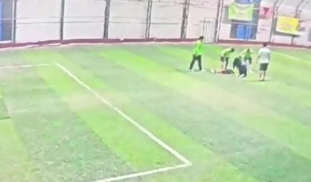 Halı sahada futbol oynarken can verdi!
