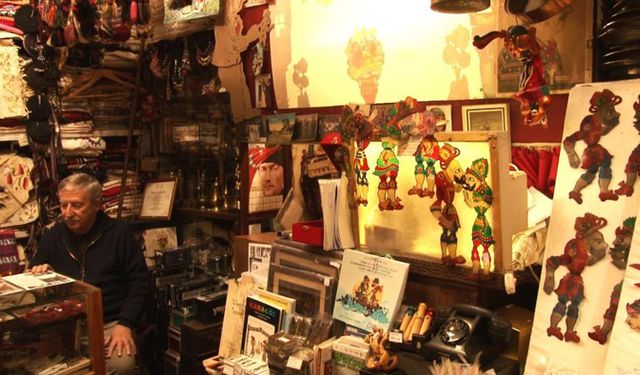 Hacivat ve Karagöz'e ömrünü adadı