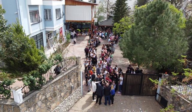 Çocukları gülümsettiler, bayram harçlığı 200 TL