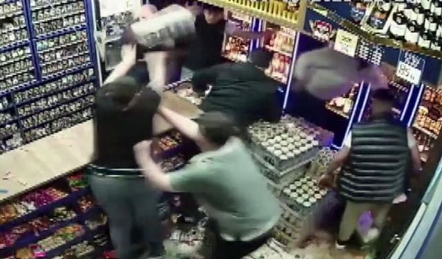 Bayide kavga çıktı, polisi linç ettiler!