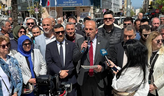 İYİ Parti'den istifa eden belediye başkanını protesto ettiler