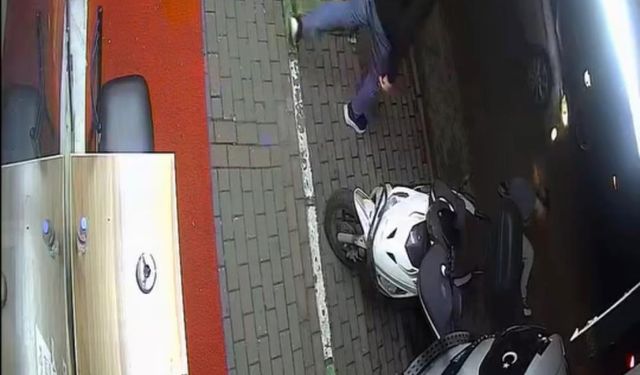 Kaldırımda yürürken motosiklet çarptı