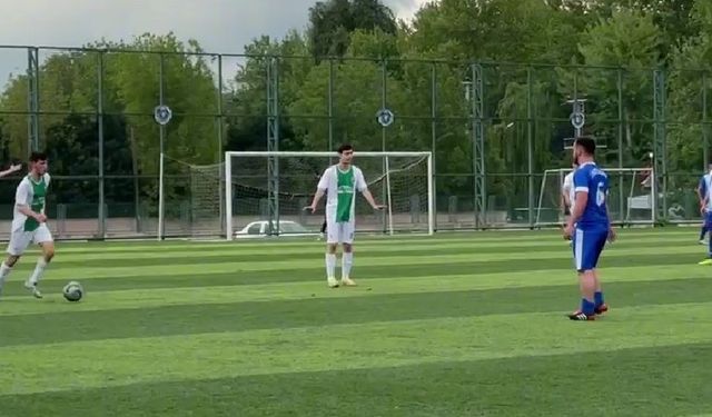 Ayağı kırılan futbolcuyu taşıyacak sedye olmayınca...