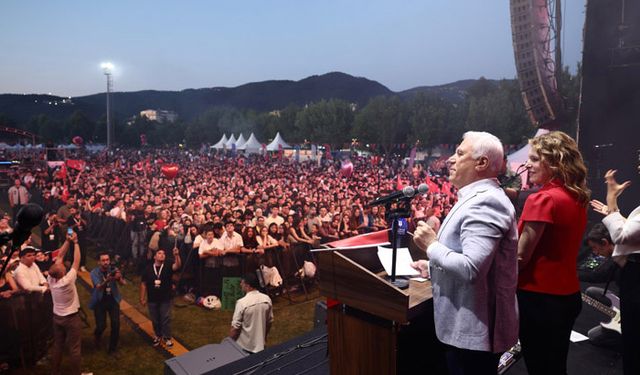 Bursa'da 100 bin kişi alanı doldurdu