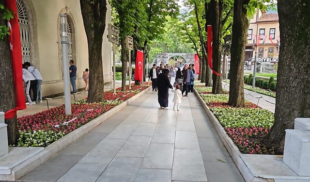 Bursa'da park ve bahçeler çiçek açtı