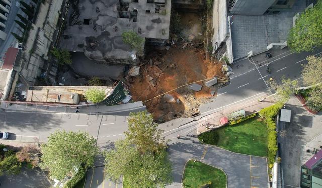 İstanbul'da yol çöktü, doğalgaz patladı!