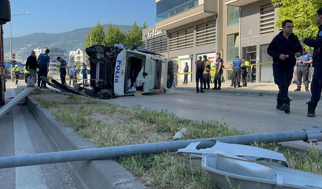 Görevden dönen polis aracı kaza yaptı