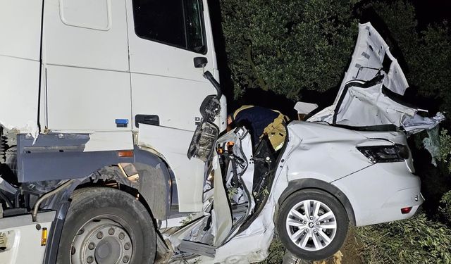 Bursa'da feci kaza, tır otomobili parçaladı!