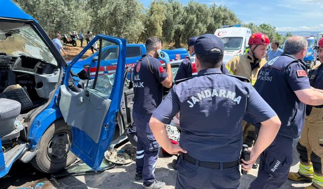 Otomobil jandarma aracıyla çarpıştı, ölü ve yaralılar var