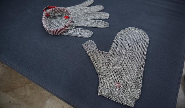 Çelik eldivenler acemi kasapların koruyucu oldu