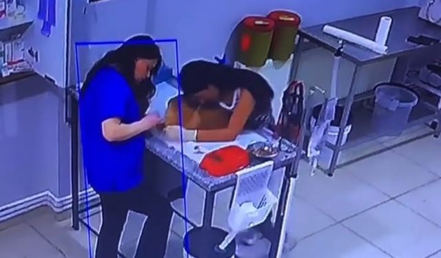 Köpeği tedavi edilirken bayıldı