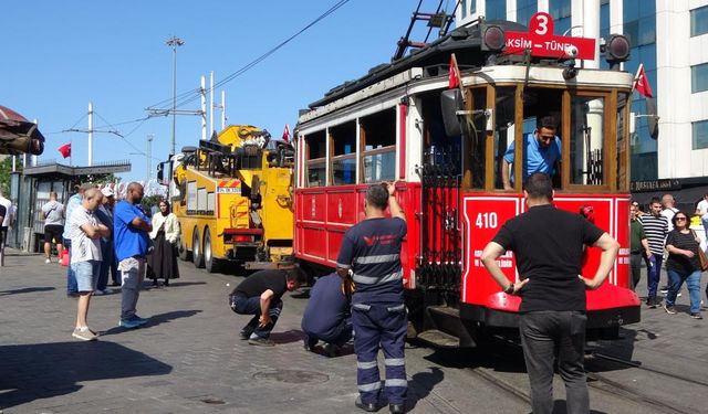 İstiklal Caddesi'nde tramvayı beklediler