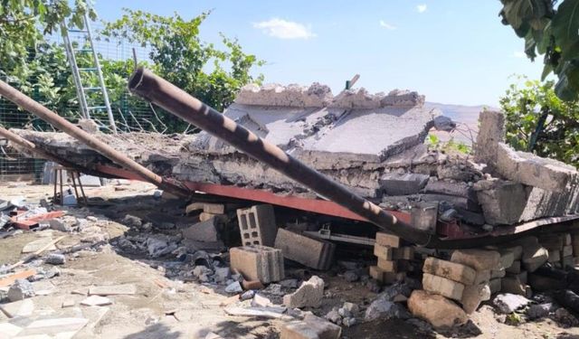 Balkon çöktü, 4 kişi can verdi