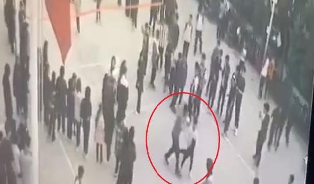 Öğrencisini su sıçrattığı için dövdü