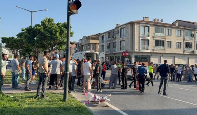 Anne ve kızına motosiklet çarptı
