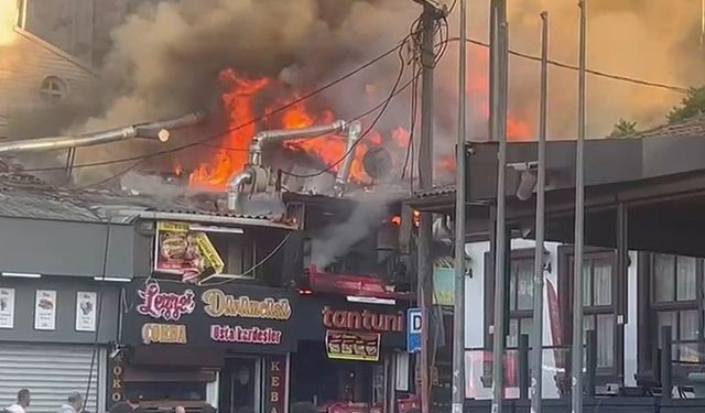 Bursa'nın tarihi semtinde dükkanlar yandı!